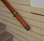 Dikke koperen ringen houden de forse trapleuning vast
<br/>
Richard Keijzer, 2014-10-29